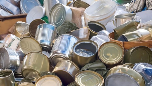 Symbol photo, waste, a lot of empty tin cans, AI generated, AI generated