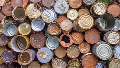 Symbol photo, many empty tin cans, partly crushed, rusty, dirty, lying in the landscape, AI