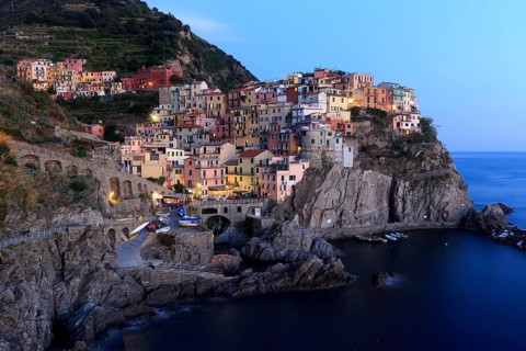 Dusk falls on Manarola and sets the colourful houses and the festive lighting in the right light,