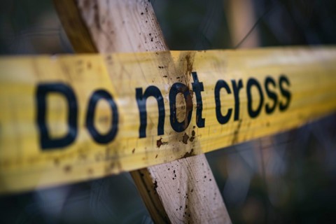 Yellow police tape with text 'Do not cross' at crime scene. KI generiert, generiert, AI generated