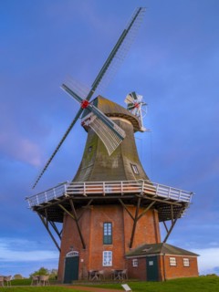 The Green Mill, one of Greetsiel's twin mills, Greetsiel, Krummhoern, East Frisia, Lower Saxony,