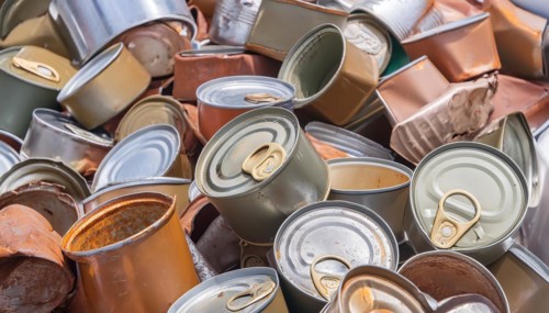 Symbol photo, waste, a large quantity of empty open rusted tinplate cans on a heap, AI generated,