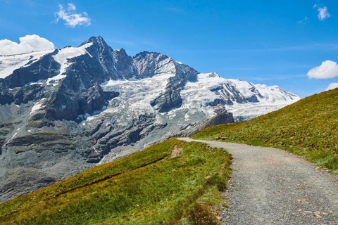 View from Gamsgrubenweg at Franz Joseph Hoehe into the mountains (Grossglockner) with Pasterze on a