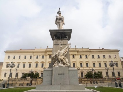Monument to Vittorio Emanuele II, in front of the neoclassical Palazzo della Provincia, Piazza