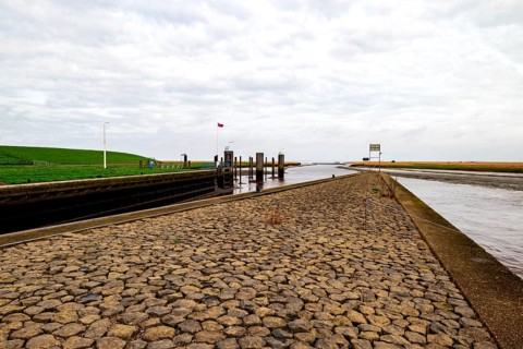 View from the lock Nieuwe Statenzijl RIchtung Dollart, to the right of the estuary birdwatching hut