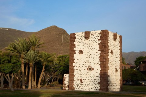 Torre del Conde, Tower of the Count, medieval tower in the park, Parque de la Torre with Palm