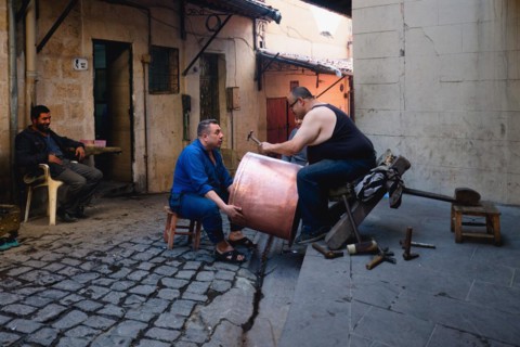 Coppersmith at work on a copper basin, Gaziantep bazaar, Turkey, Asia