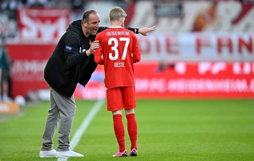 Coach Frank Schmidt 1. FC Heidenheim 1846 FCH on the sidelines talking to Jan-Niklas Beste 1. FC