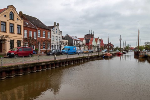 Row of houses on the north side, Old Oat in the small town of Weener, district of Leer,