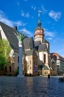 Nikolaikirche with the Nikolaisaeule by Markus Glaeser in memory of the Monday demonstrations,