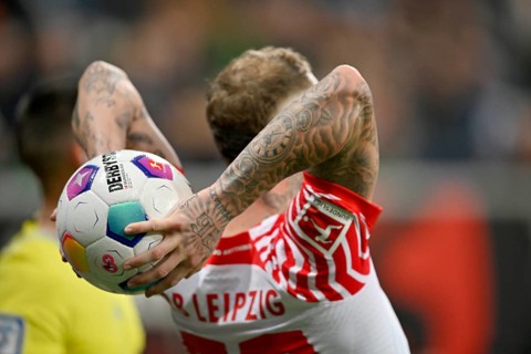 Throw-in, Action, David Raum RasenBallsport Leipzig RBL (22), Tattoo, PreZero Arena, Sinsheim,