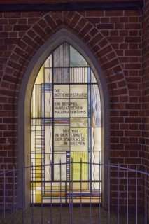 Illuminated window with the inscription Die Boettcherstrasse, Ein Beispiel Hanseatischen