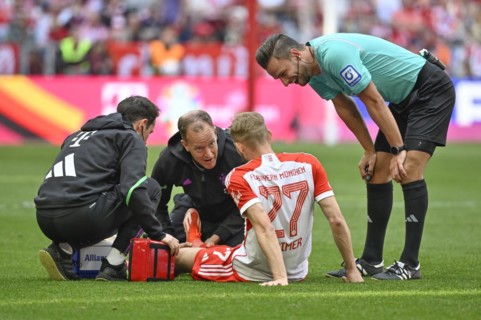 Konrad Laimer FC Bayern Munich FCB (27) injured on the ground, Carer, Referee Referee Daniel