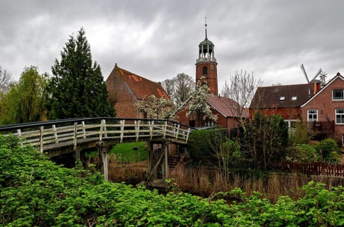 Luettje Bruegg across the Ditzum-Bunder Sieltief in the fishing village of Ditzum, behind the bell
