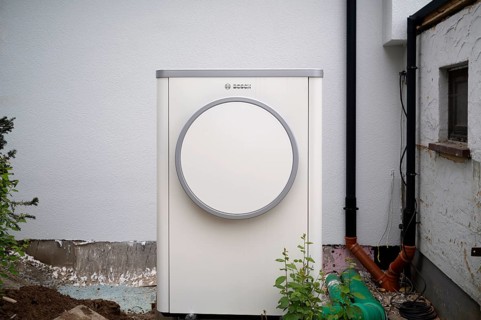 Bosch Compress 7400i AW air-to-water heat pump, logo, outdoor unit, heating hose, pipe,