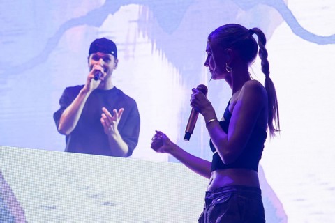 Daniel Grunenberg (singer and keyboarder) and Carolin Niemczyk (singer) from glass beads live on