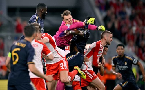 Penalty area scene, goal area scene Goalkeeper Manuel Neuer FC Bayern Muenchen FCB (01) vs Vinicius