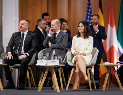 (L-R) Ilham Aliyev, President of Azerbaijan, Olaf Scholz, Federal Chancellor, and Annalena