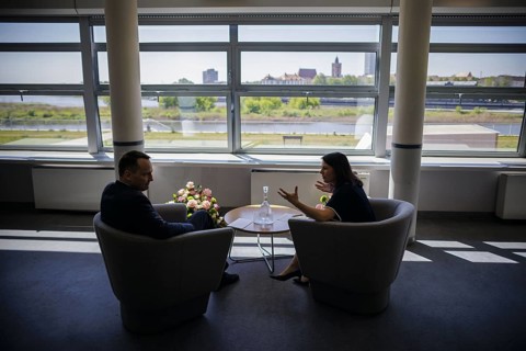Annalena Baerbock (Alliance 90/The Greens), Federal Foreign Minister, talks to Rados Caw Sikorski,