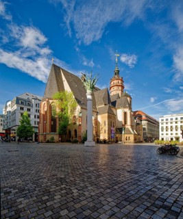 Nikolaikirche with the Nikolaisaeule by Markus Glaeser in memory of the Monday demonstrations,