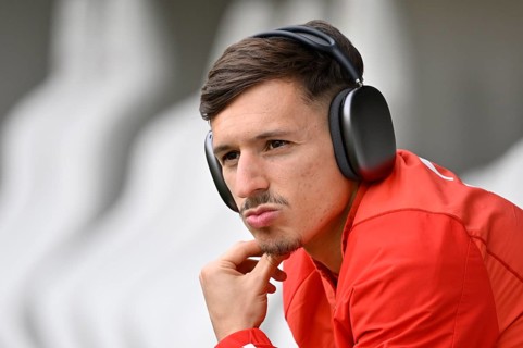 Bryan Zaragoza FC Bayern Muenchen FCB (17) Headphones, Substitute bench, MHPArena, MHP Arena