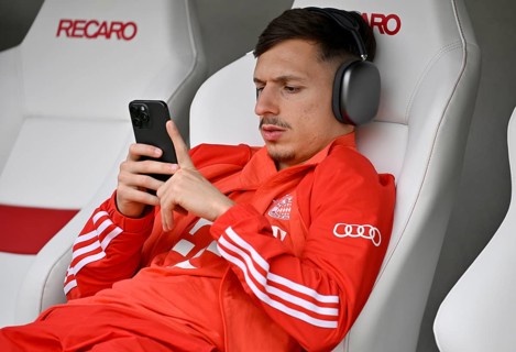 Bryan Zaragoza FC Bayern Muenchen FCB (17) Headphones, smartphone, mobile phone, Recaro, logo,