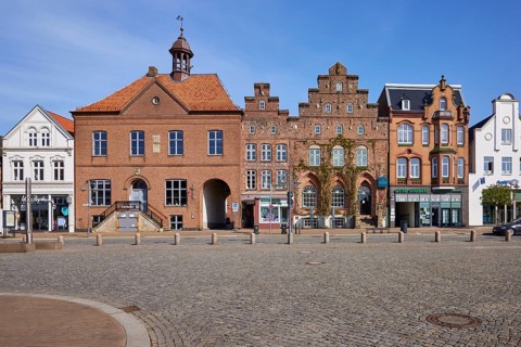 Residential and commercial building around 1890, old town hall with passageway, residential and