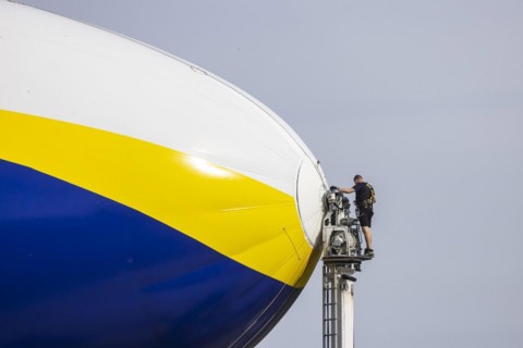 Preparation for flight on the zeppelin, the airship is uncoupled from the fastening mast,