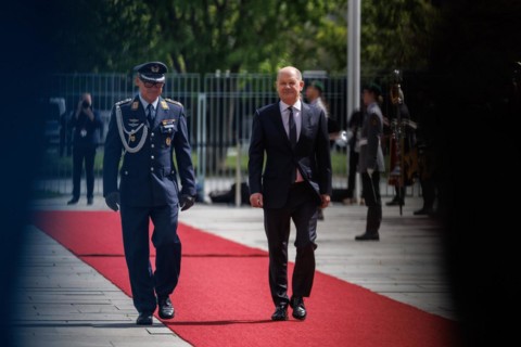 Olaf Scholz, Federal Chancellor, and an air force officer, photographed during a reception in