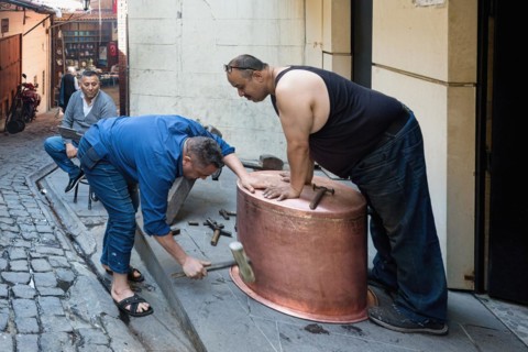 Coppersmith at work on a copper basin, Gaziantep bazaar, Turkey, Asia