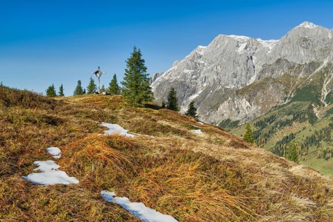 Cross at Hochkeil with Hochkoenig mountains, autumn, Muehlbach am Hochkoenig, Pongau, Salzburg,