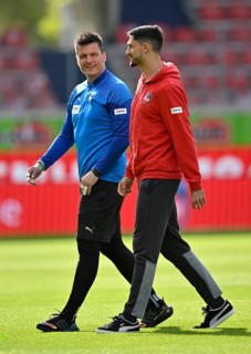 Tim Kleindienst 1. FC Heidenheim 1846 FCH (10) in conversation, discussion with goalkeeper Kevin
