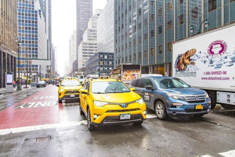 Street scene in the rain below the Chrysler Building on 43 St., Manhattan, New York City