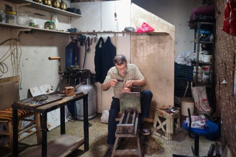 Coppersmith at work engraving a copper plate, Gaziantep bazaar, Turkey, Asia