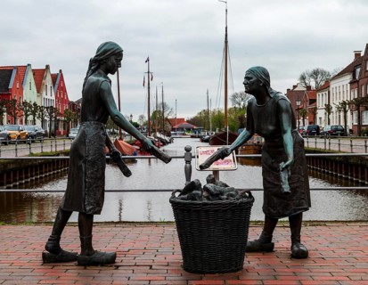 Sculptures of the Torfwieven, peat woman, group of figures by Karl-Ludwig-Boeke, art in public