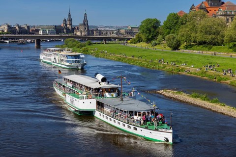 Every year on 1 May, the historic passenger steamers (PD) and the two saloon ships of the White