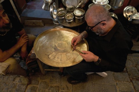 Coppersmith at work engraving a copper plate, Gaziantep bazaar, Turkey, Asia