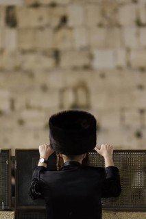 Jewish men with shtreimel in the Old City of Jerusalem at the Wailing Wall, Jerusalem, 23/04/2024