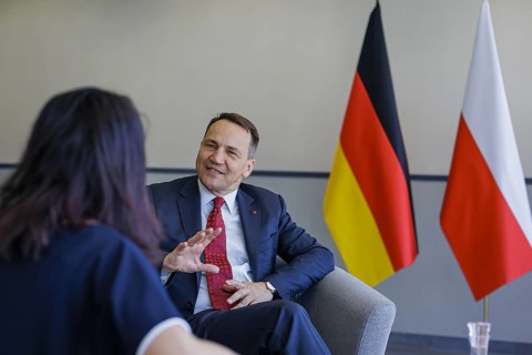 Annalena Baerbock (Alliance 90/The Greens), Federal Foreign Minister, talks to Rados Caw Sikorski,