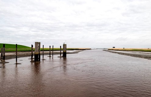 View from the lock Nieuwe Statenzijl RIchtung Dollart, to the right of the estuary birdwatching hut