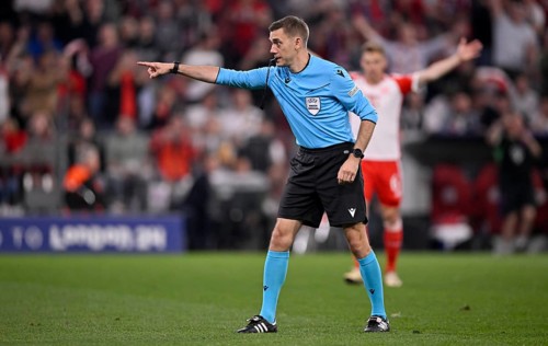Referee Clement Turpin (FRA) Gesture, gesture, points to penalty spot, penalty, penalty kick,