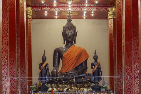 Buddha statue, Bhumispara-mudra, Buddha Gautama at the moment of enlightenment, Wat Ong Teu,