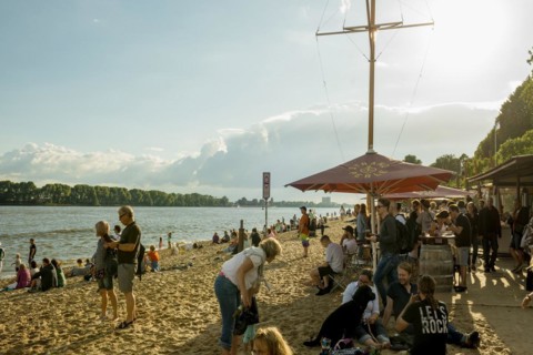 People on the beach, Strandbar Strandperle, Elbe beach, Oevelgoenne, Hamburg, Germany, Europe