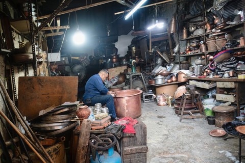 Coppersmith at work on a copper basin, Gaziantep bazaar, Turkey, Asia