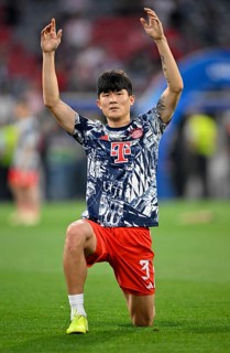 Min-jae Kim FC Bayern Munich FCB (03) warming up, training, Allianz Arena, Munich, Bavaria,