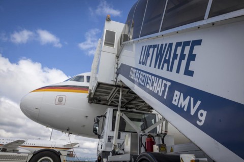 A staircase of the Federal Ministry of Defence Air Wing stands next to an Airbus A319 at