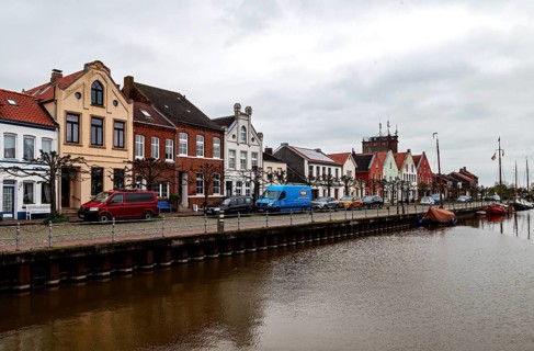 Row of houses on the north side, Old Oat in the small town of Weener, district of Leer,