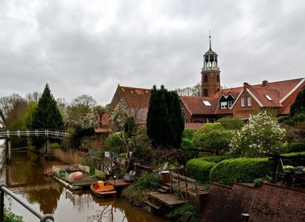 Luettje Bruegg across the Ditzum-Bunder Sieltief in the fishing village of Ditzum, behind the bell