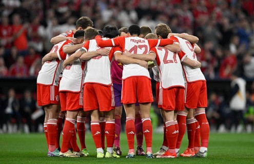 Team building, team circle in front of the start of the match FC Bayern Munich FCB, Champions