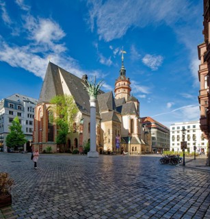 Nikolaikirche with the Nikolaisaeule by Markus Glaeser in memory of the Monday demonstrations,
